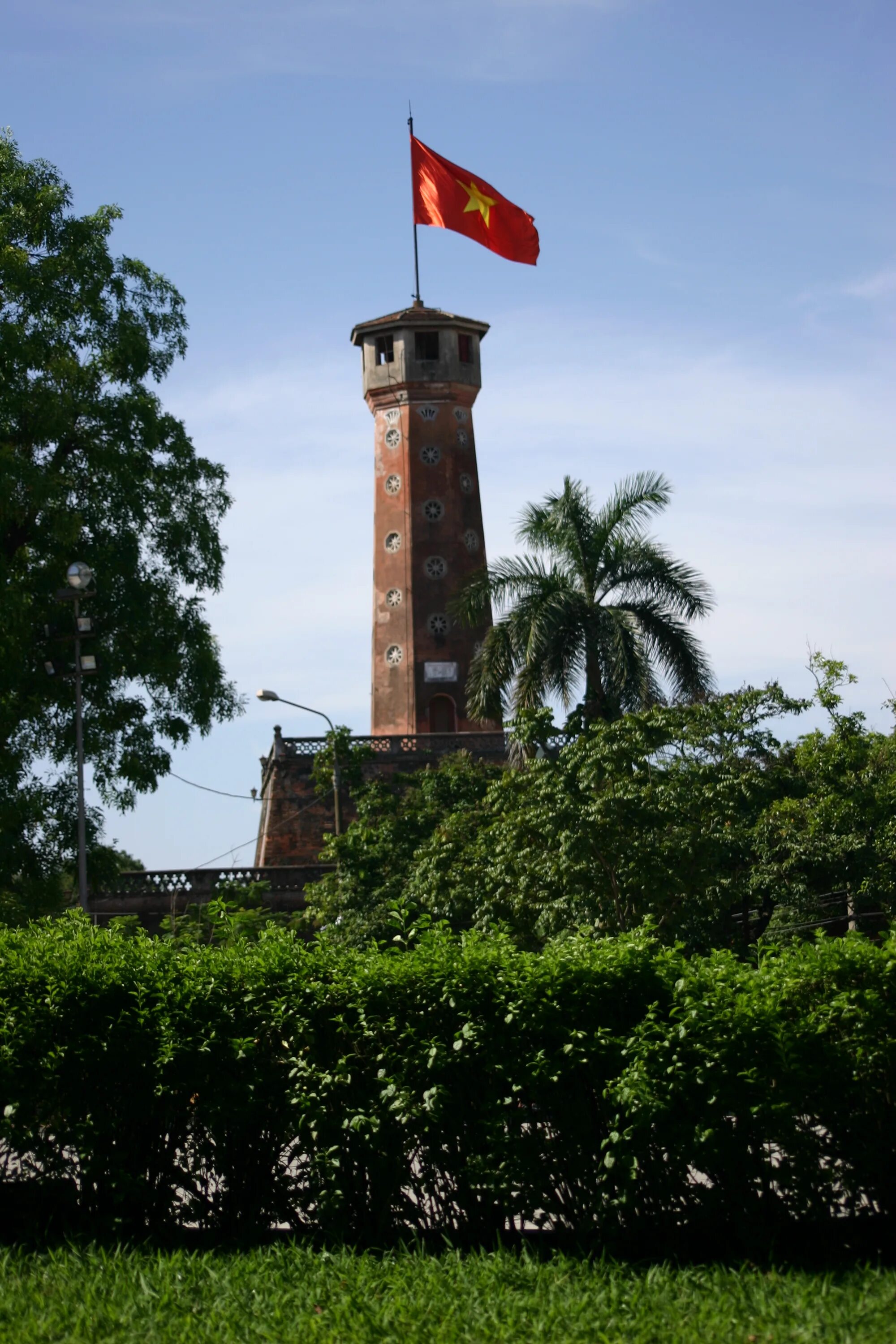 Башня ханой. Башня Ханоя. Вьетнам башня с флагом. Ханой флаг. Ханой Баффалос.
