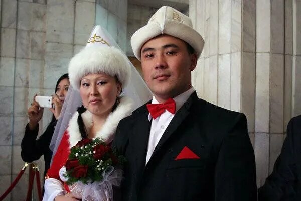 Отношения киргизов. Свадьба киргизов. Киргизская невеста. Киргизские Свадебные традиции. Свадьба у киргизов традиции.