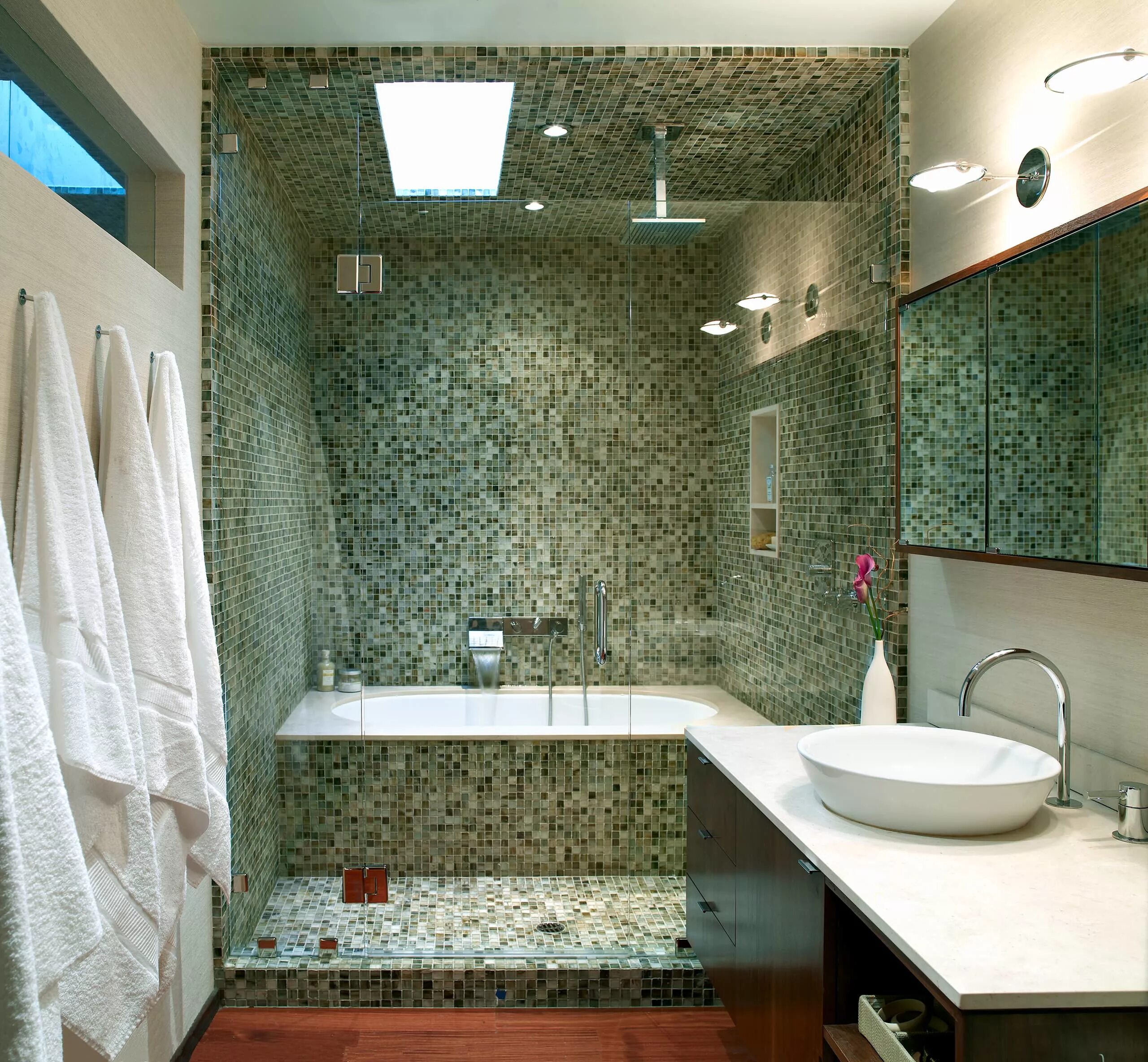 Ванна мозаикой фото. Отделка ванной комнаты мозаикой. Мозаика в маленькой ванной комнате. Ванная отделанная мозаикой. Ванная комната отделанная мозаикой.