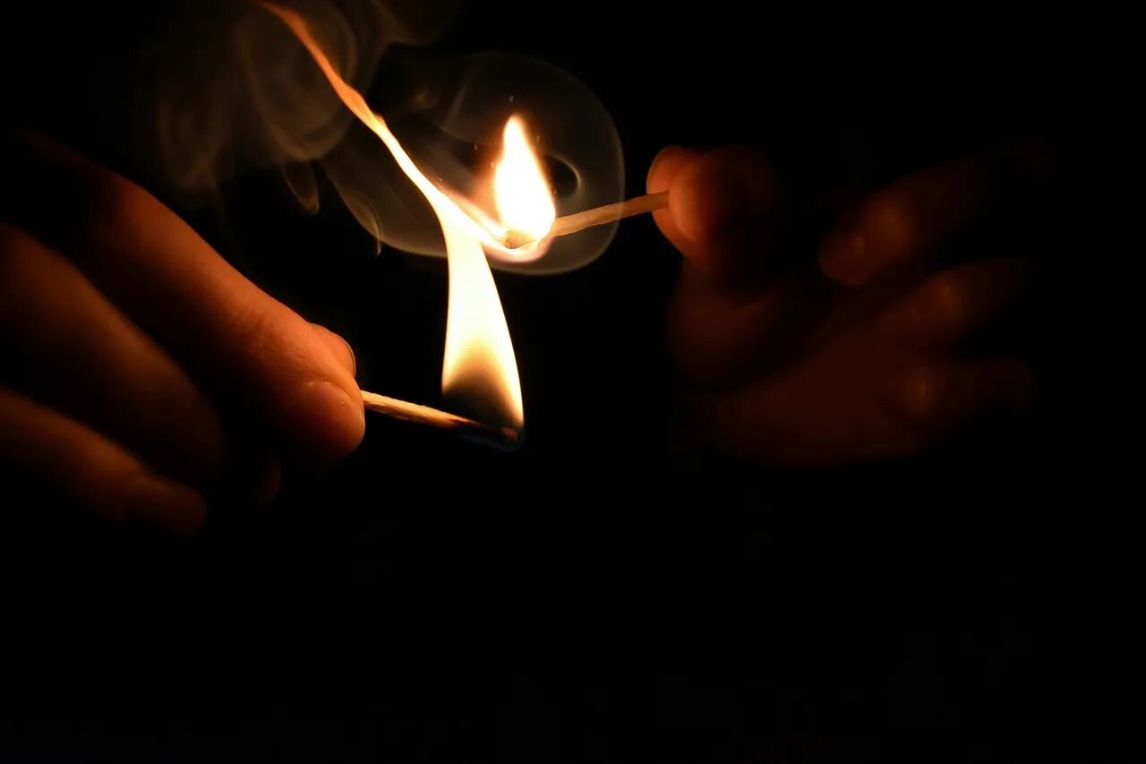 дед зажег серную спичку. спичка горит. изобретатель спичек. две спички. ритуал со спичками на исполнение желания.