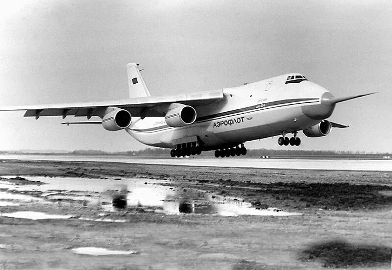 Первый грузовой самолет. АН-124 1982.