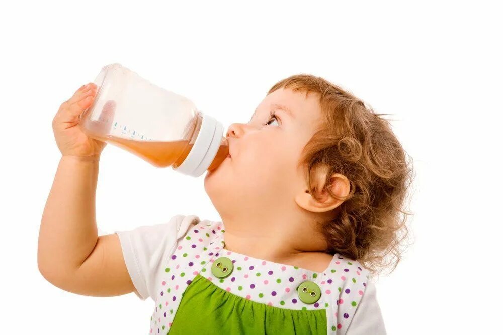 Дети пьют из бутылки. Ребенок пьет сок. Девочка пьет сок. Питье ребенка в 1 год. Ребенок с бутылочкой.