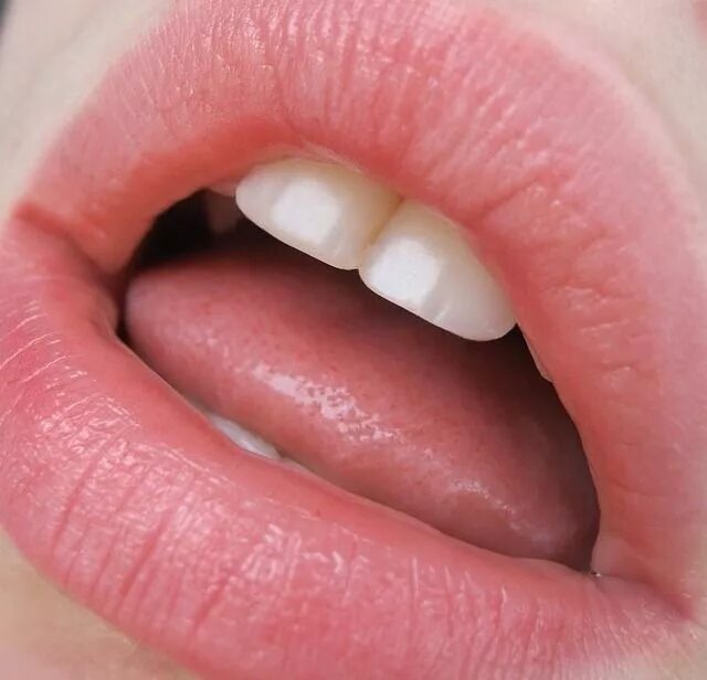 Губы с языком фото. Женские губы. Губы с язычком. Женские губки. Губки девушки.
