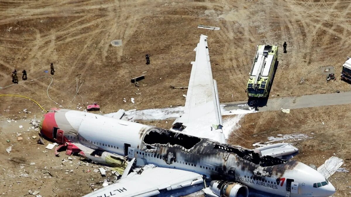 Авиакатастрофа в сша. Asiana Airlines авиакатастрофа. Боинг-777" авифкатастрофа. Катастрофа Boeing 777 в Сан-Франциско. Азиана Эйрлайнс 914 авиакатастрофа.