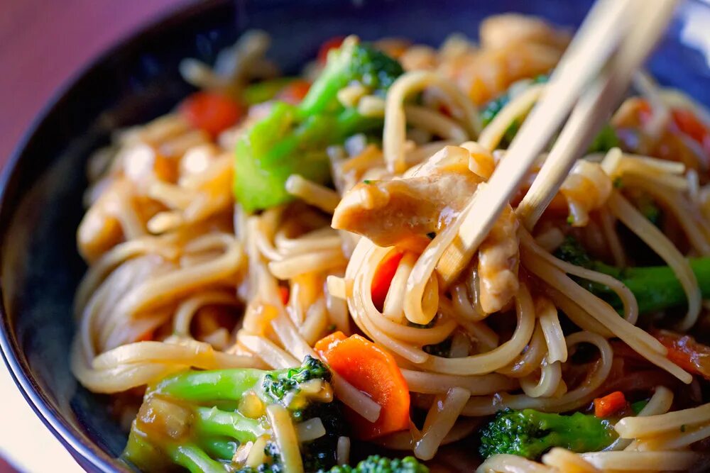 Лапша удон с овощами. Лапша удон с курицей терияки. Удон терияки. Лапша удон рецепт с овощами терияки. Лапша удон с терияки.