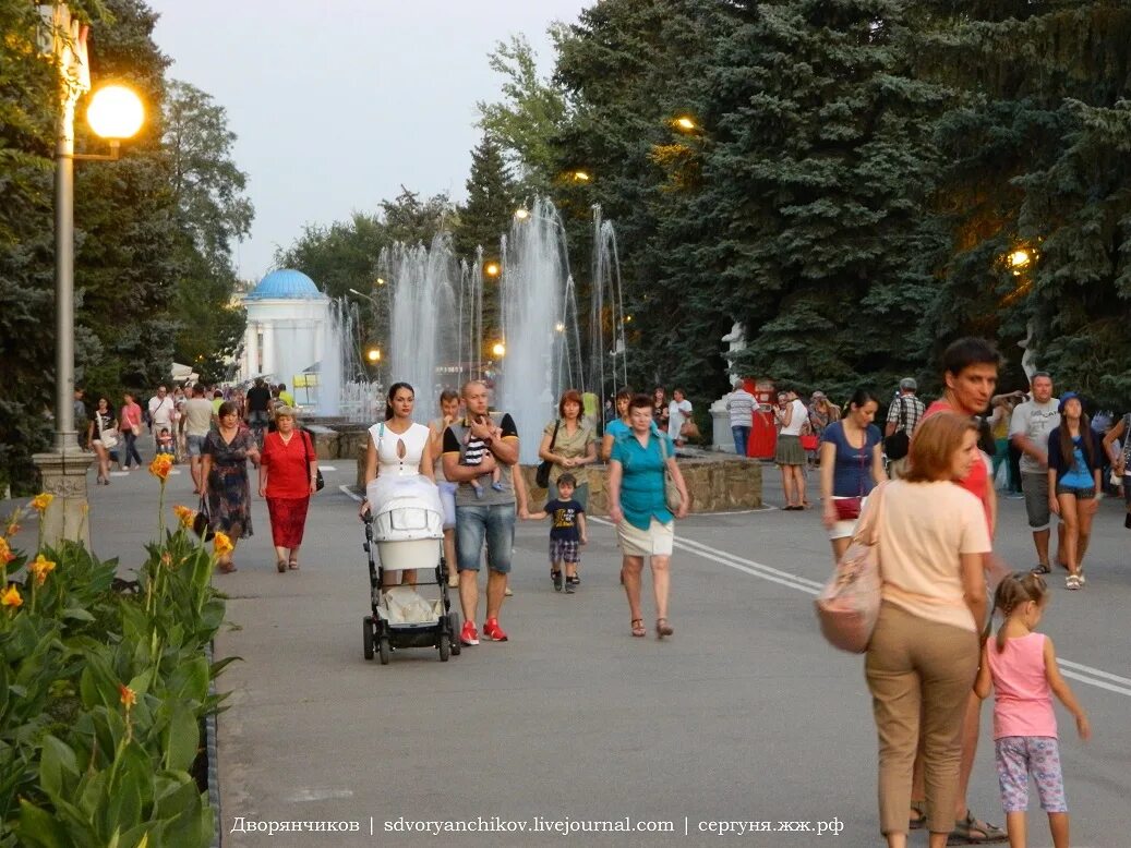 Парк ДК ВГС Волжский. Скульптуры в парке ВГС Волжский. Волжский ДК ВГС парк Гидростроитель. Летний кинотеатр в парке ВГС Волжский. Парк вгс