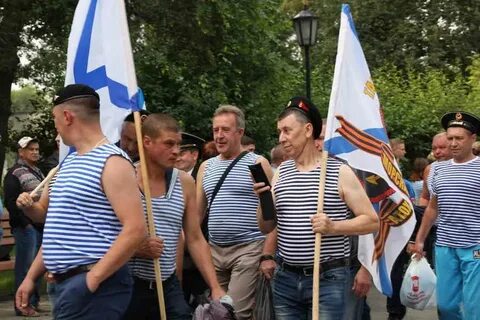 Нас меньше но мы в тельняшках