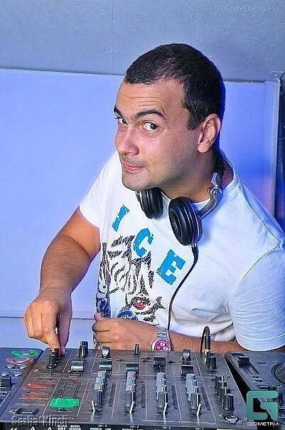 Скажи мне что что мне делать сегодня dj maniak. Dj maniak. Диджей маньяк биография. Dj maniak треки. Скажи мне что что мне делать сегодня dj maniak.