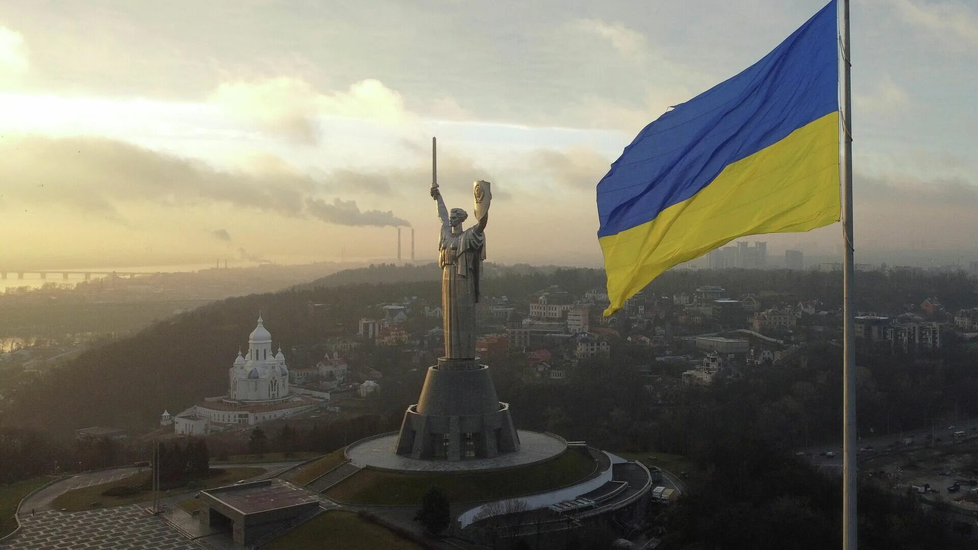 Киев против россии. Родина-мать (Киев). Украина фото. Украинская Родина мать. Родина мать Киев высота.