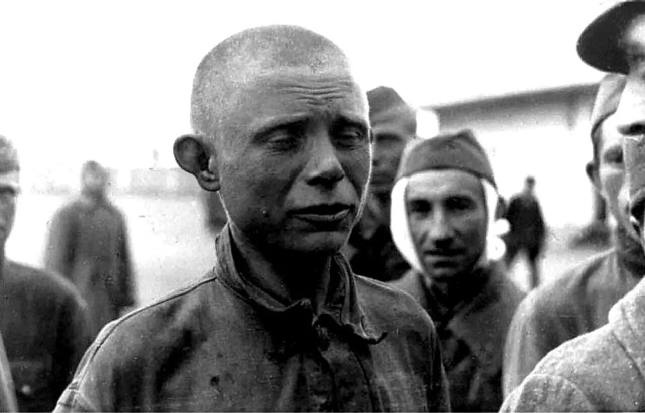 Колонна советских военнопленных 1941. Советские пленные под вязьмой 1941. Пленные великой отечественной. Плен советских солдат в 1941. Лагерь советских военнопленных 1941.
