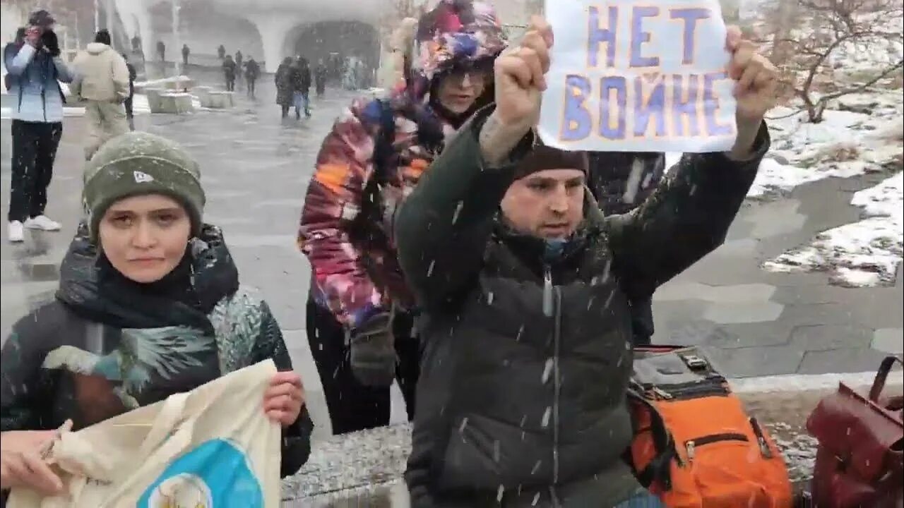 Митинги против войны с Украиной в России. Митинг против России в Украине. Митинги в Москве против войны в Украине. Митинги против Путина против войны. Рагандар ньюс