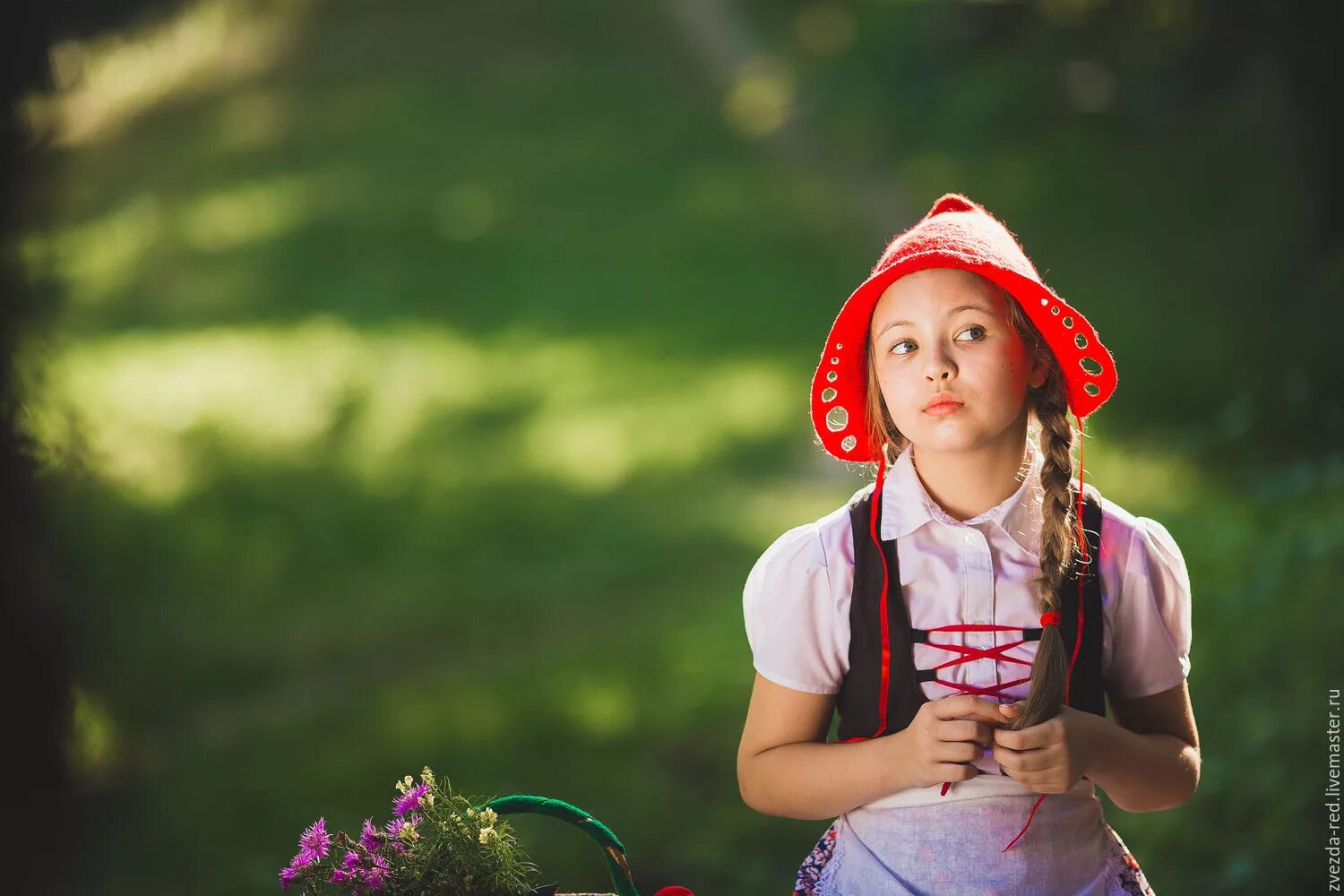 Красная шапочка головной убор. Шапка красной шапочки. Шапка красной шапочки. Шапочка красного цвета. Красная шапочка.