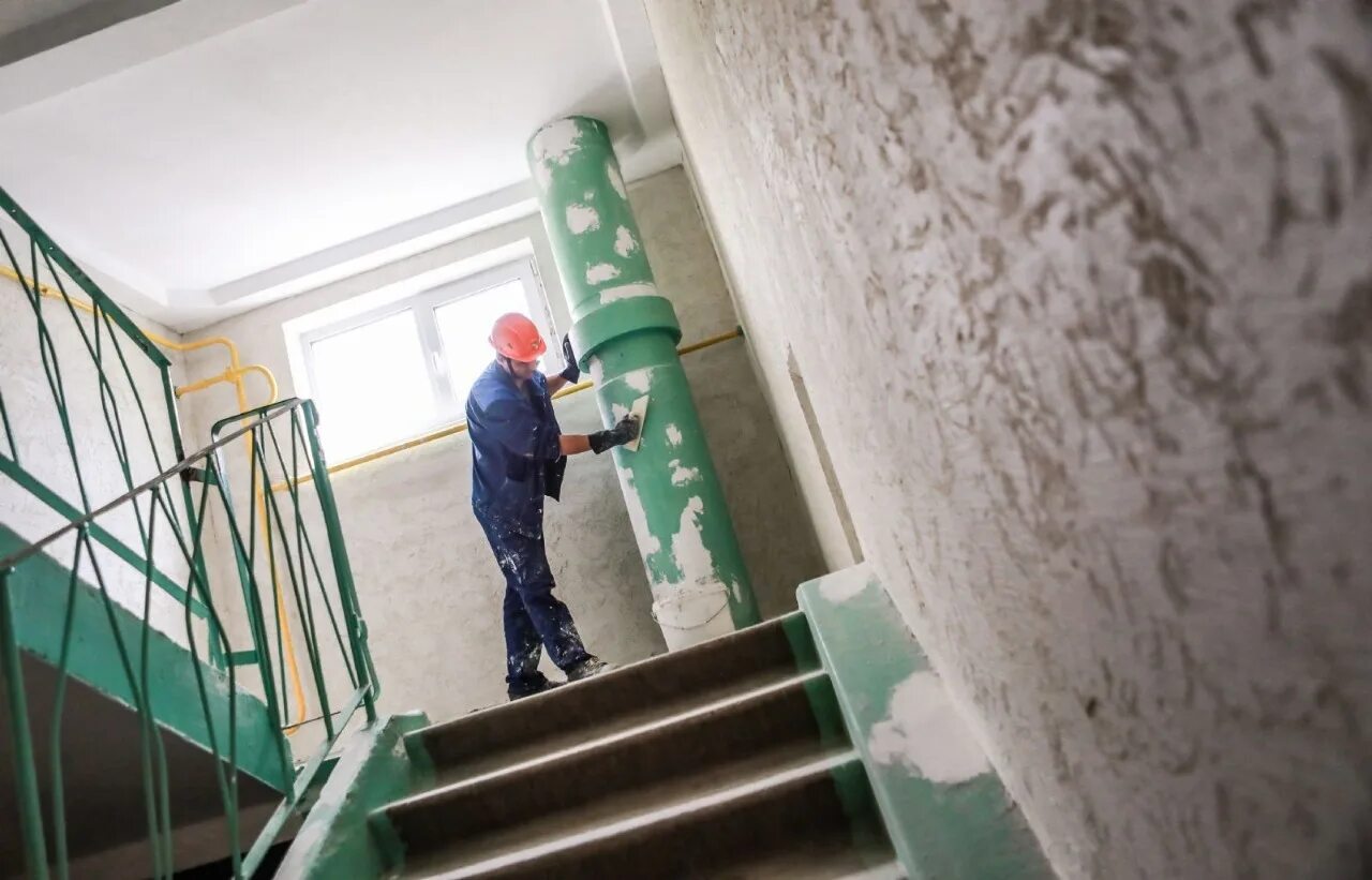 Ремонт подъезда. Ремонт подъездов многоквартирных домов. Работник жкх профессии. Ремонт подъездов многоквартирных домов. Маляр жкх.