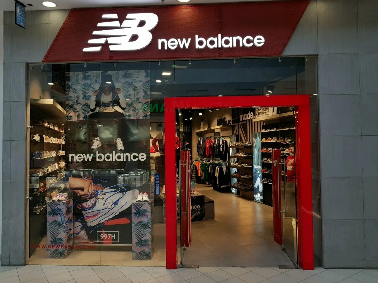 New balance shopping. Нью бэланс витрина магазина. New Balance магазин. Магазин New Balance в Москве. New Balance вывеска.