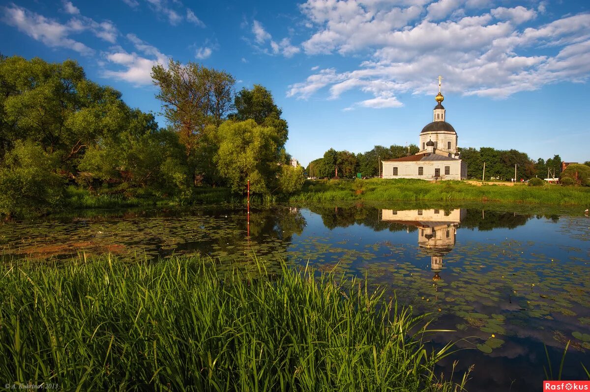 Река Пахра Церковь. Храм Церковь на берегу реки Подмосковье. Храм Николая Чудотворца у реки в Подмосковье. Храм у пруда Ярославль. В старой церквушке у озера