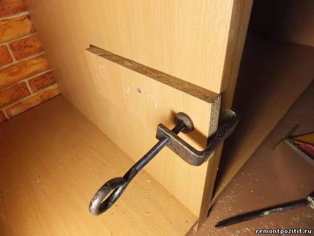 кухонный козырек снизу. подкрутить дверцу шкафа. стянуть кухонные шкафы между собой. стянуть кухонные шкафы. стяжки для кухонных шкафов.