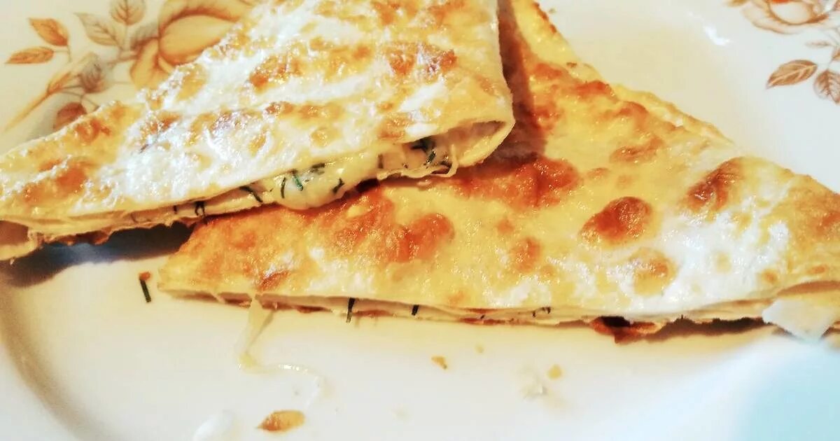 ленивые хачапури из лаваша. ленивая ачма из лаваша на сковороде с сыром. хачапури в лаваше с сыром. хачапури пеновани. ленивый хачапури из лаваша с творогом и сыром.