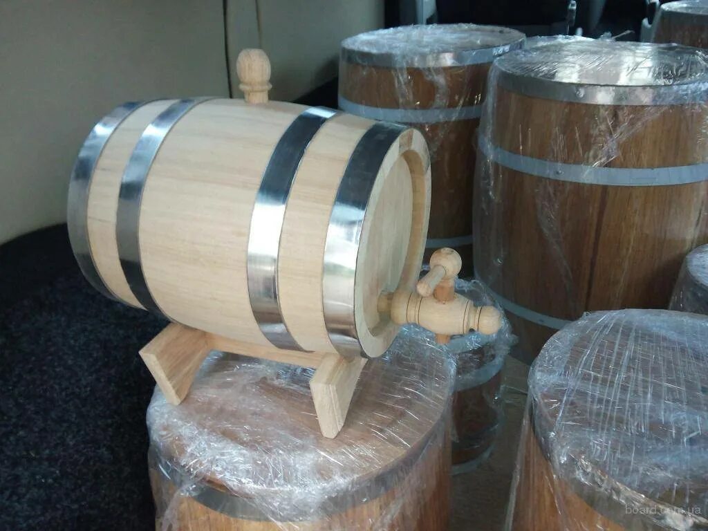 Коньяк домашний бочонок. Бочки для настаивания самогона. Дубовые бочки для самогона. Деревянная бочка для самогона. Самогон из дубовой бочки.