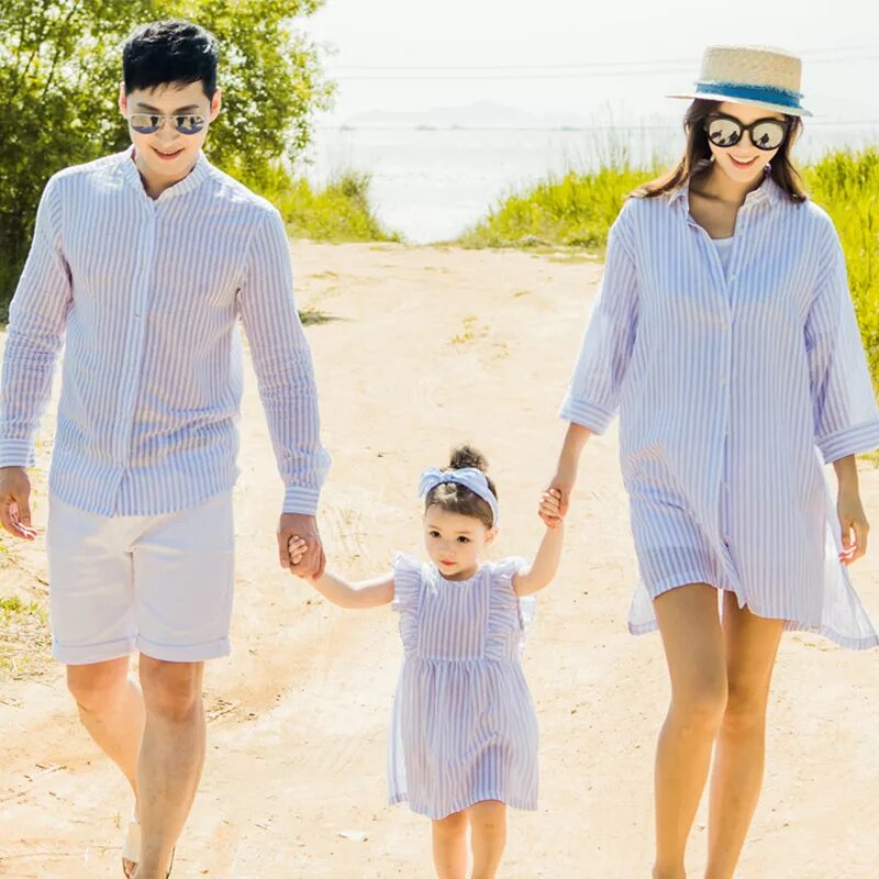 Семья в клетчатой рубашке. Рубашки семья. Одежда для семьи в одном стиле. Рубашка из family. Фэмили лук в красном.