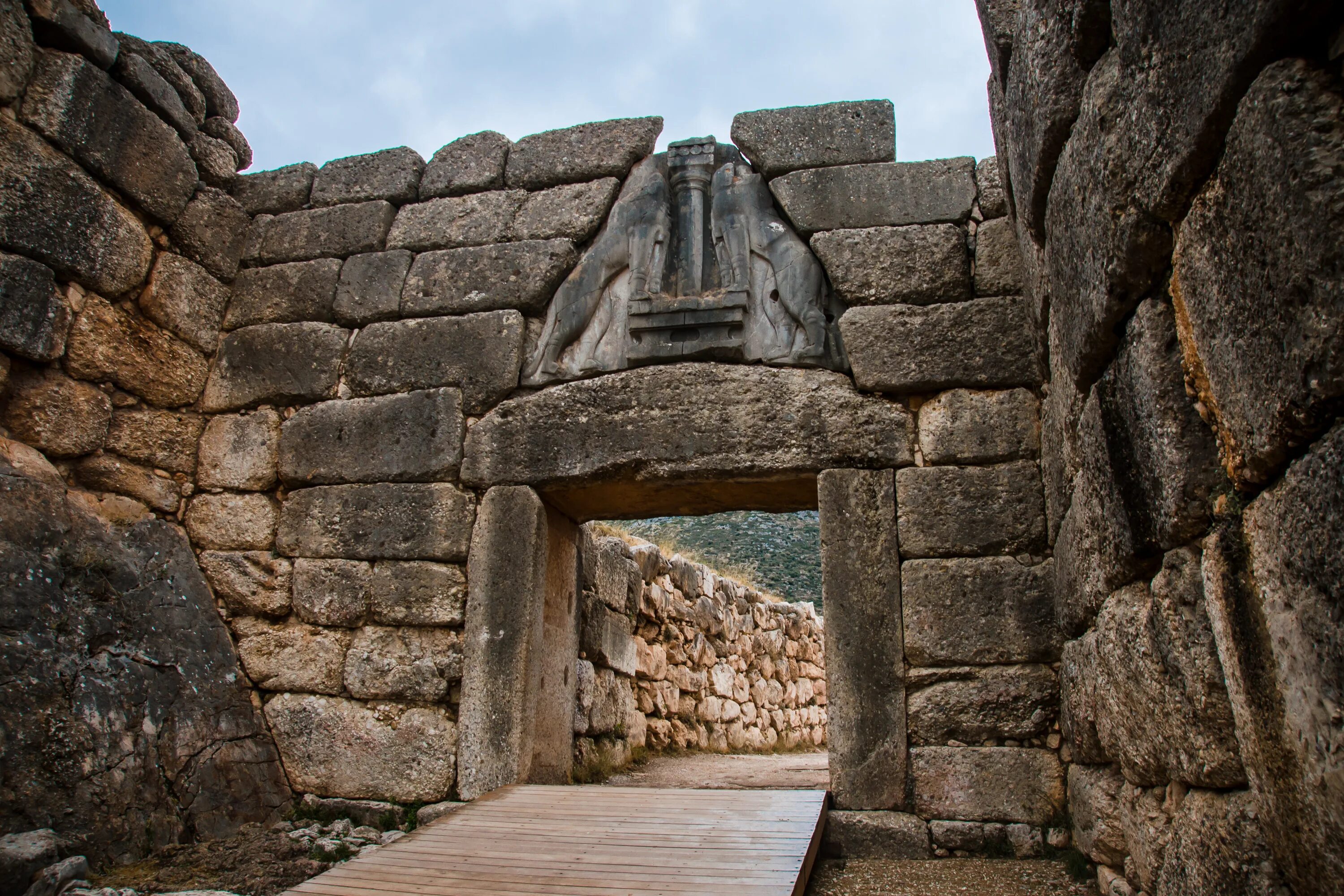 Ancient more. Крепость Микены львиные ворота. Микены дворец львиные ворота. Львиные ворота в Микенах. Микены древняя Греция.