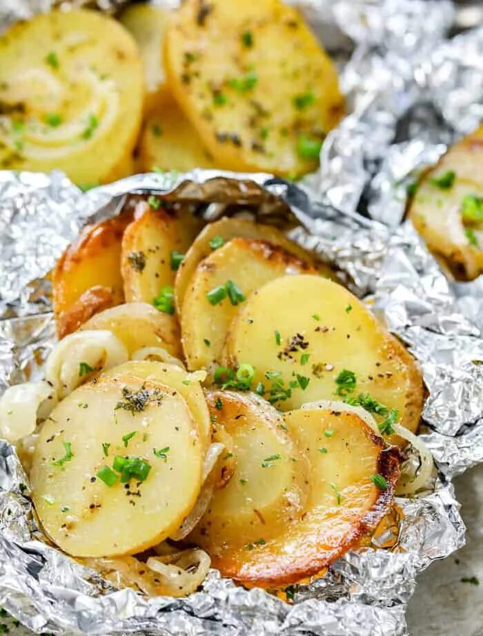 Картошка в духовке. Картошка запеченная в фольге. Картошка в духовке запеченная. Печёная картошка в духовке.