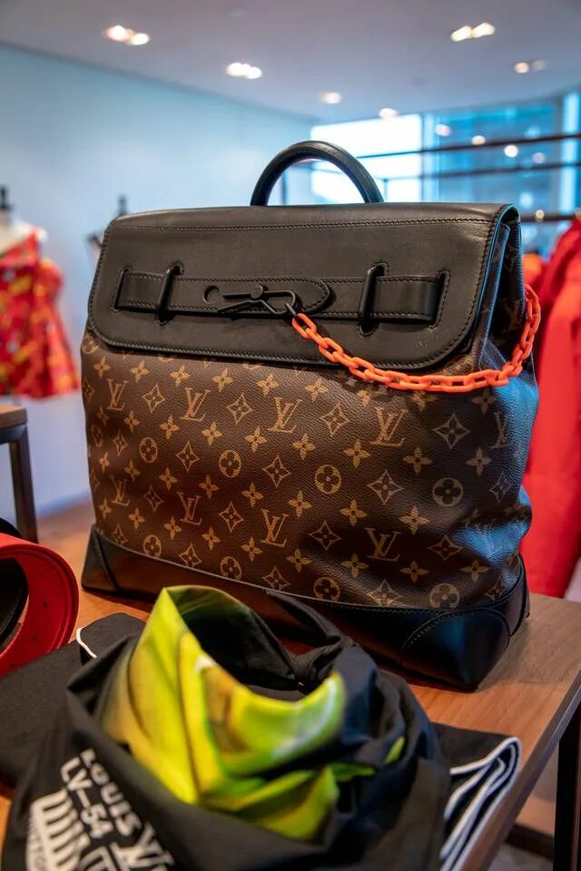 Louis vuitton ss19. Virgil abloh louis vuitton. Луи виттон вирджил абло коллекция сумки. Louis vuitton virgil. Louis vuitton virgil.