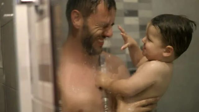 Папа купается. Папа купается с сыном. Отец купает ребенка. Папа купается в ванной. Shower dad