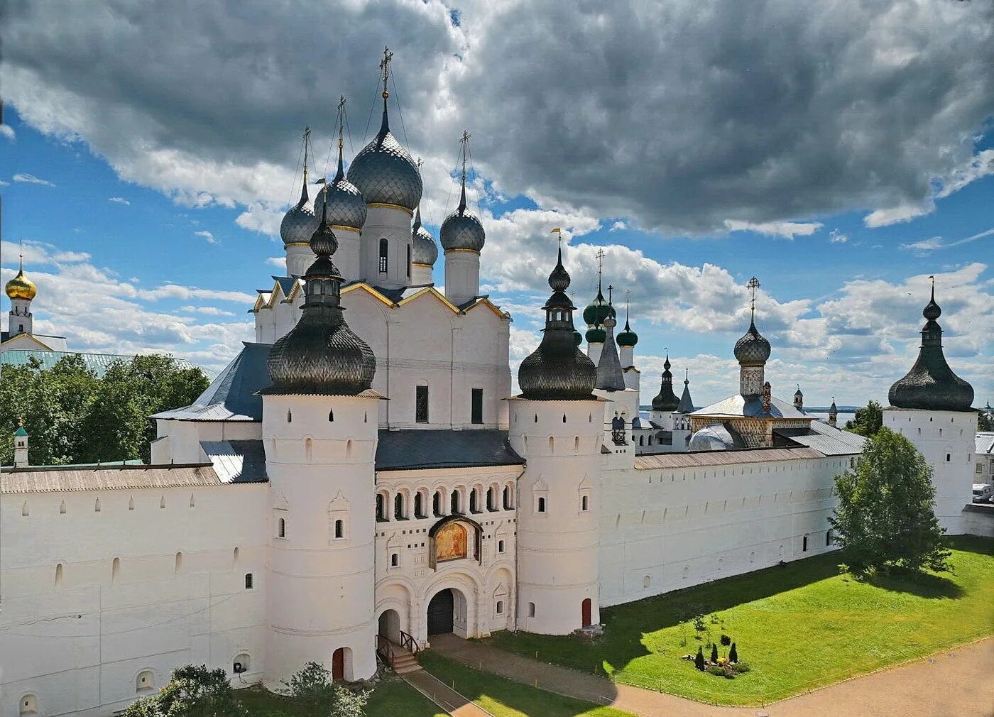 Ростов лучшее великий. Воскресенская надвратная Церковь Ростовского Кремля. Надвратная Церковь Ростов Великий. Ростов Великий Кремль. Церковь Воскресения Христова в Ростовском Кремле.