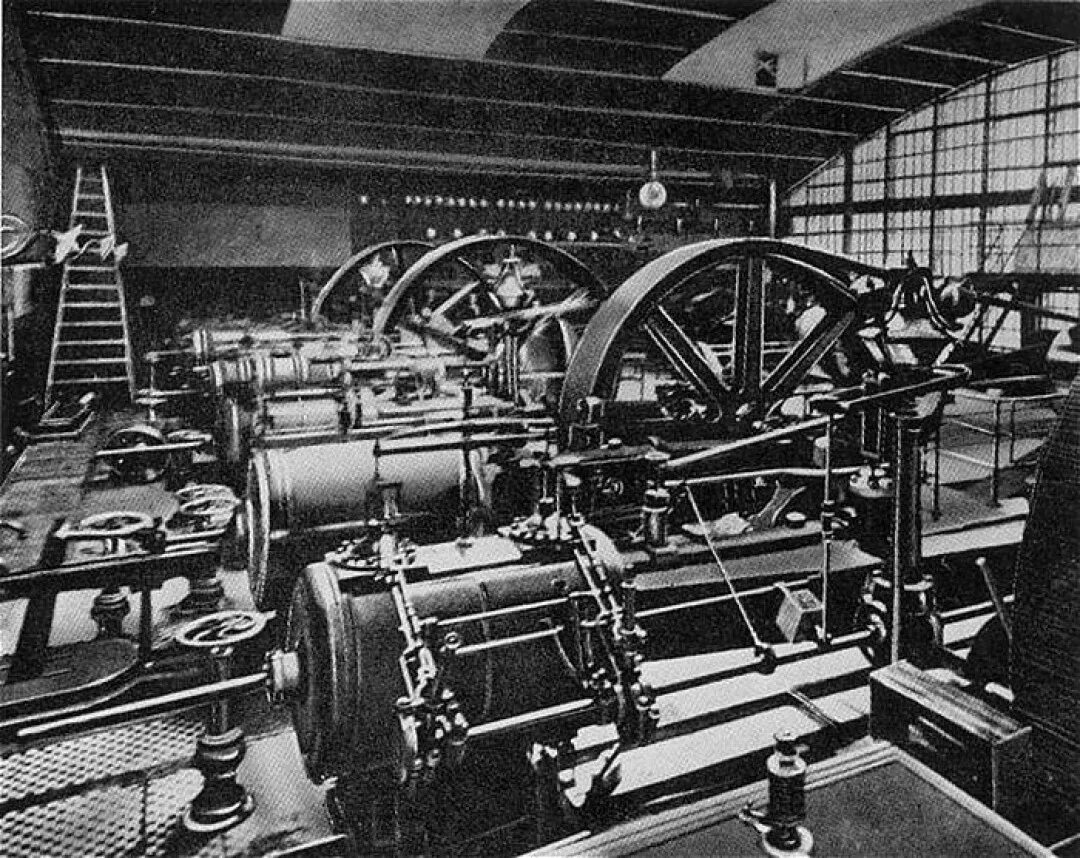 История электростанции. Первая электростанция в санкт-петербурге 1886. первая электростанция в москве 1886. машинный зал электростанции в зимнем дворце. 1901 г.. машинный зал электростанции 19 века.