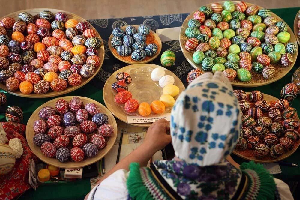 Лужицкие сербы пасхальные яйца. Крашеные яйца на Пасху. Пасхальные перепелиные яйца. Перепелиные яйца крашенные на Пасху.