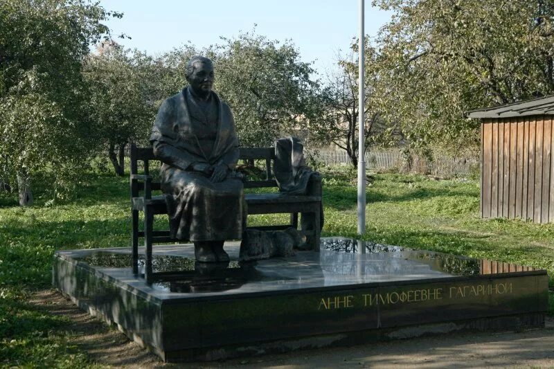 Где музей гагарина. Памятник матери Гагарина в Гагарине. Памятник Анне Тимофеевне Гагариной. Музей Гагарина Смоленск. Гагарин скульптура Анне Тимофеевне Гагариной.