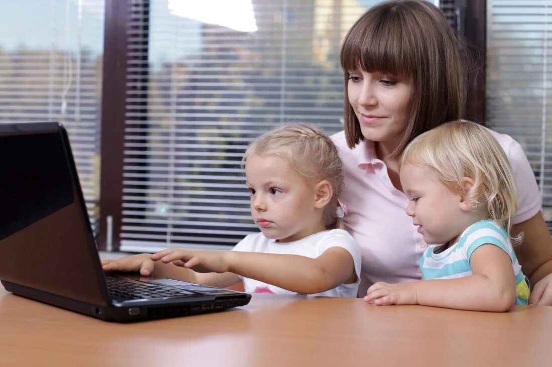 Ищу новую маму. Женщина с ребенком у компьютера. Мама с ребенком у компьютера. Компьютер для детей. Женщина с ребенком за компьютером.