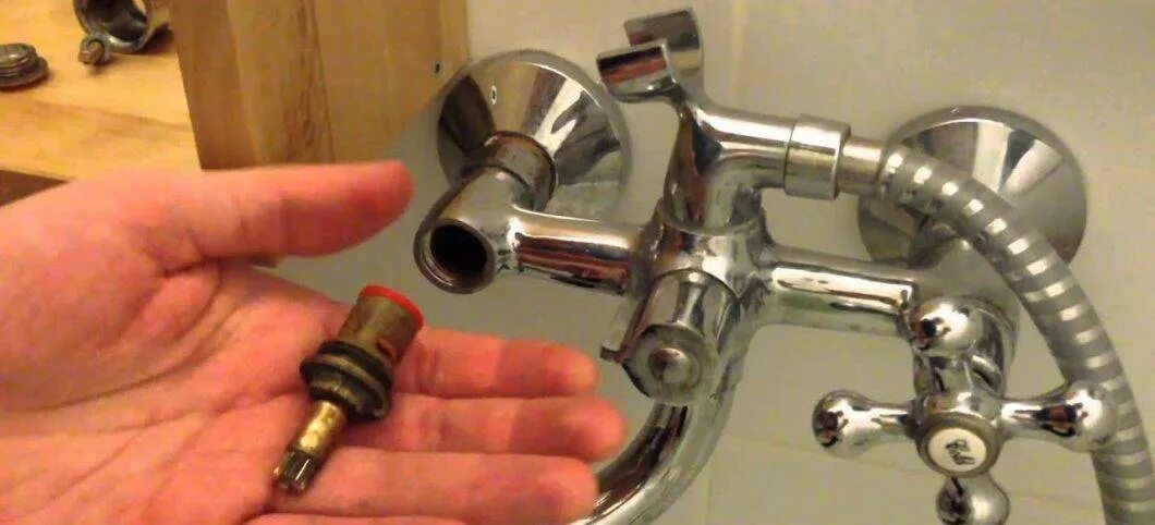 Гудит смеситель. Смеситель протекает у основания. Подтекает кран в ванной. Гудит водопроводный кран.