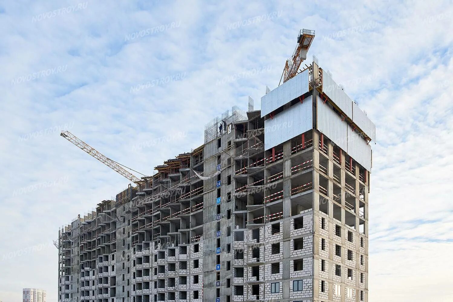 Небоскребы в облаках. Высотки в тумане. Комос строй, строящиеся объекты близнецы. Виды облаков для детей. Облако строиться.