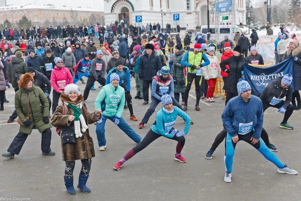 Рождественский полумарафон омск. Рождественский марафон омск. марафон рождество. рождественский полумарафон омск арт. рождественский марафон омск 2025.