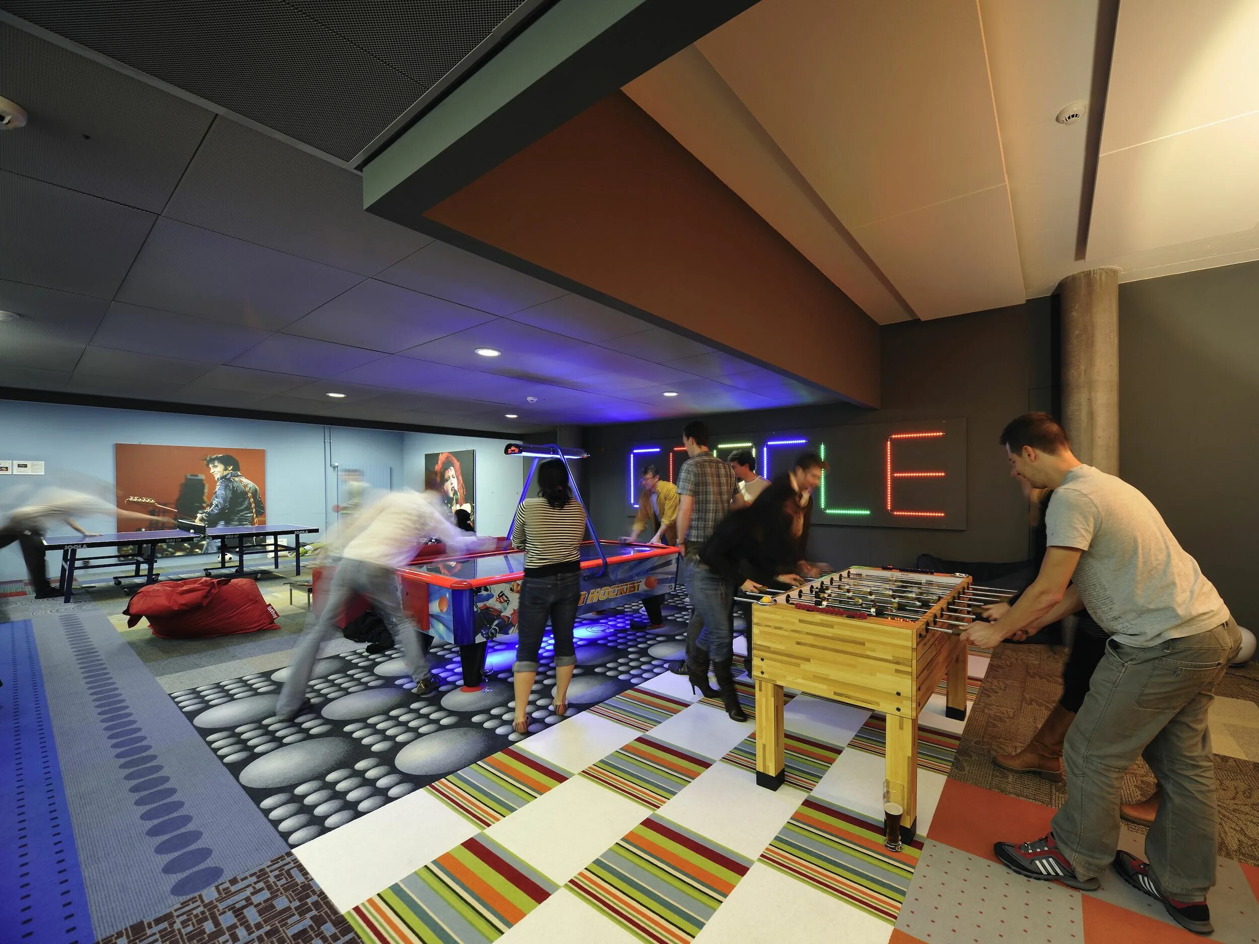 Лаборатория развлечений. Офис Google в Цюрихе. Комната развлечений. Игровая зона в офисе. Игровая комната в офисе.