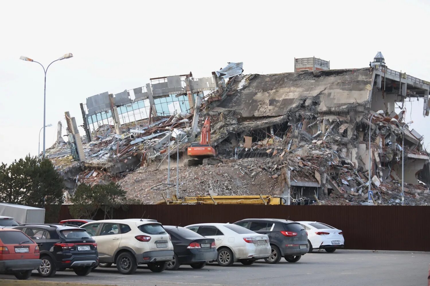 снос жилого комплекса. обрушение строительных лесов фото. самострой в краснодаре. снос жилого комплекса. снос жилого комплекса.