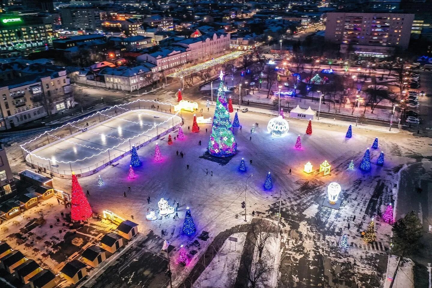 церкви в оренбурге зимой 2022. новогодний городок 2022 оренбург каток. елка в оренбурге на площади ленина. площадь ленина оренбург новогодний городок. ленина омск зимой.