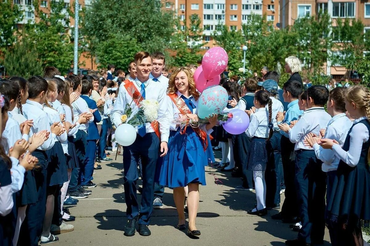 Последний звонок выпускники. Школьный выпускной. Школьники выпускной. Школьники выпускники.