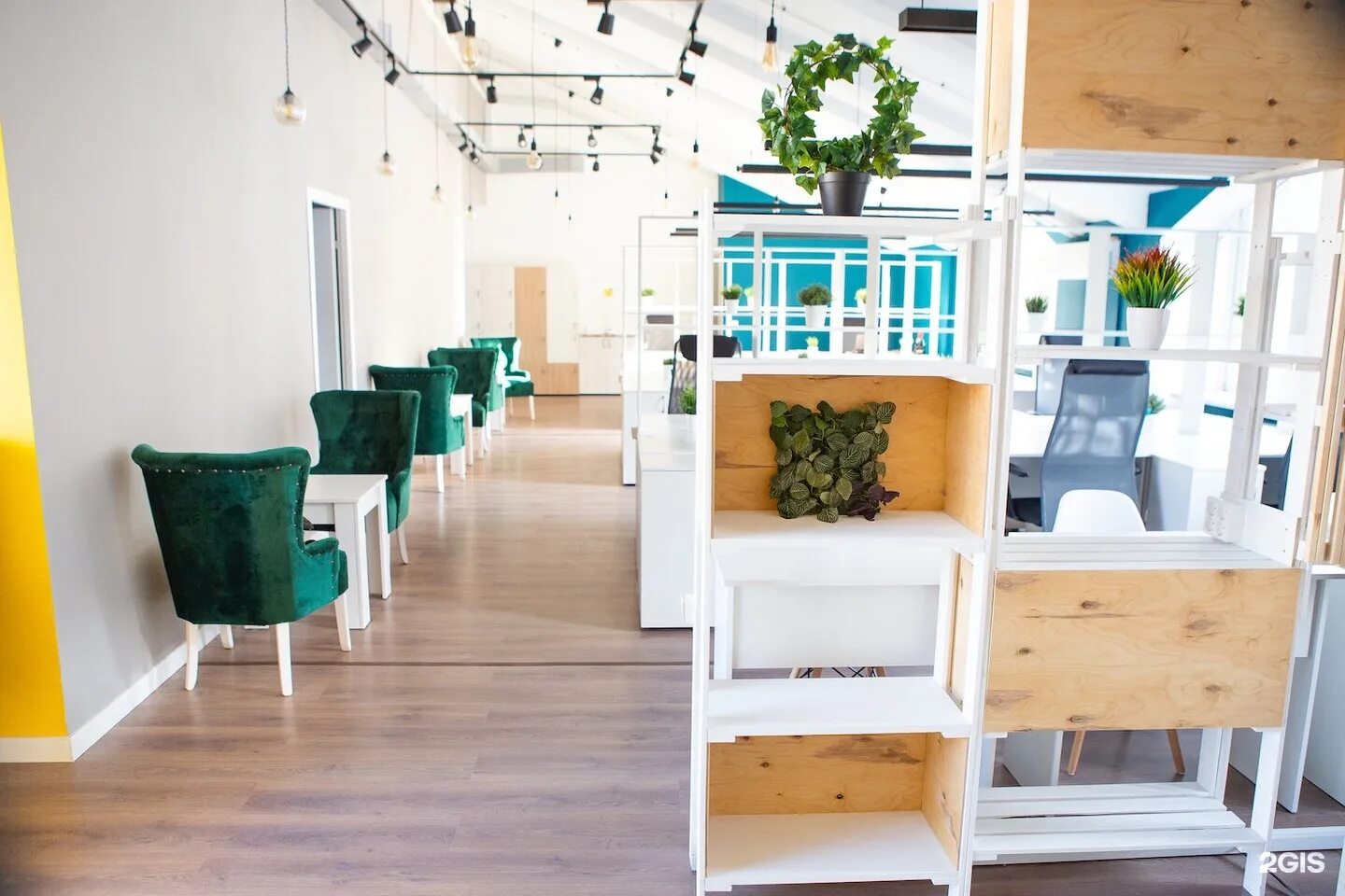 Коворкинг шитья. Коворкинг тбилиси. Швейная мастерская интерьер. Коворкинг шитья. Швейный цех.