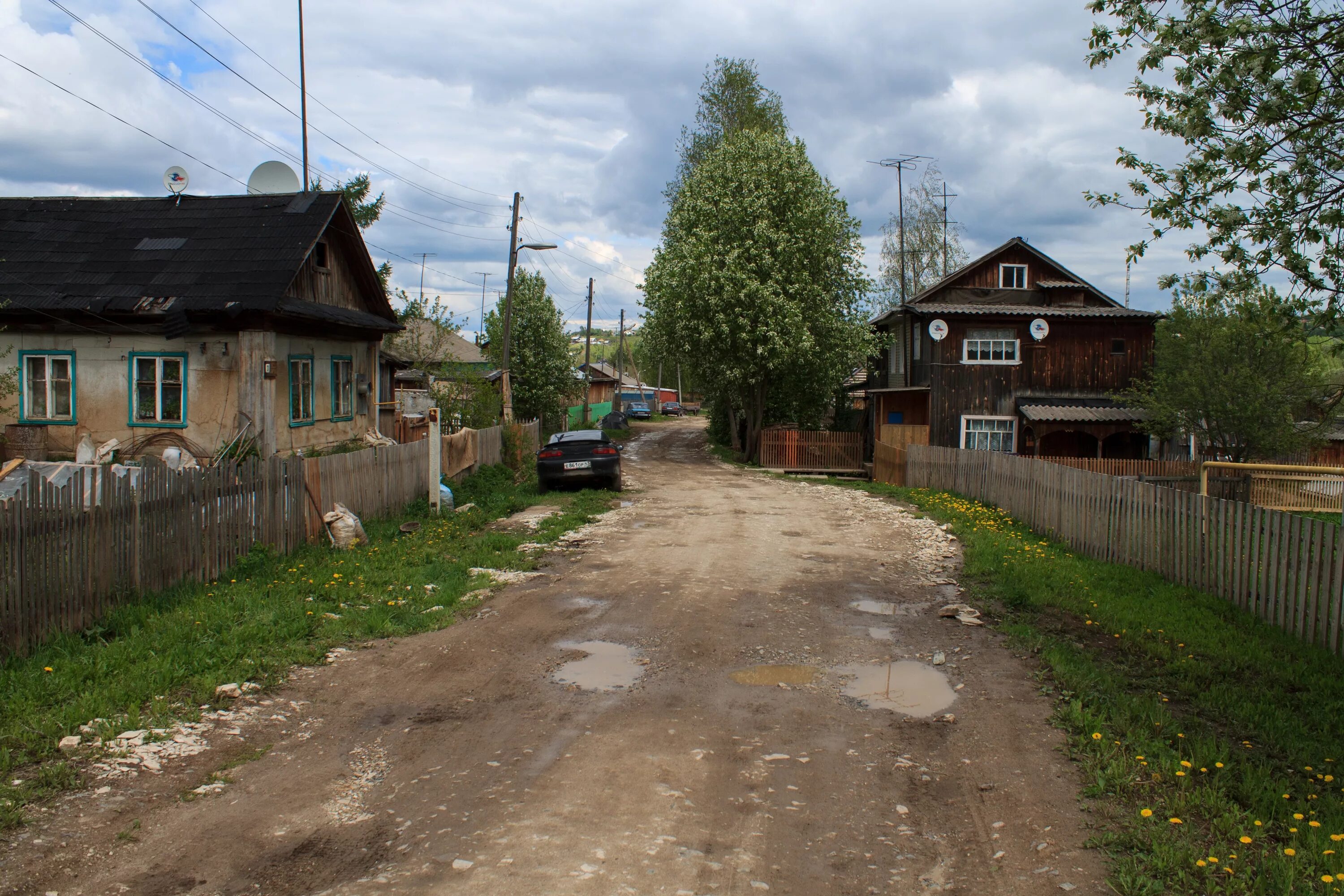 Поселок между. Поселок деревня. Обычная деревня в России. Современная деревенская улица. Поселки России.