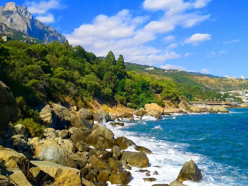 Южный берег Крыма Алупка. Крым Алупка море. Пляжи Алупки, Южный берег Крыма. ЮБК Алупка.