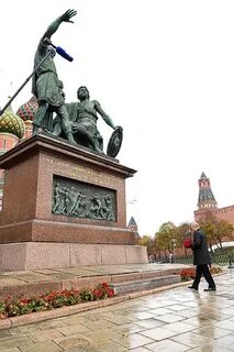 Памятник кому установлен на красной площади ярославля