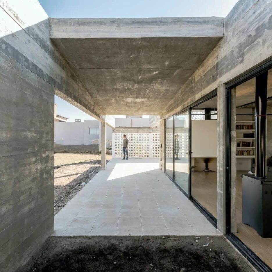 Concrete structure. "The Concrete House" в Бразилии. Архитектурный бетон черный. Необработанный бетон. Стена бетон.