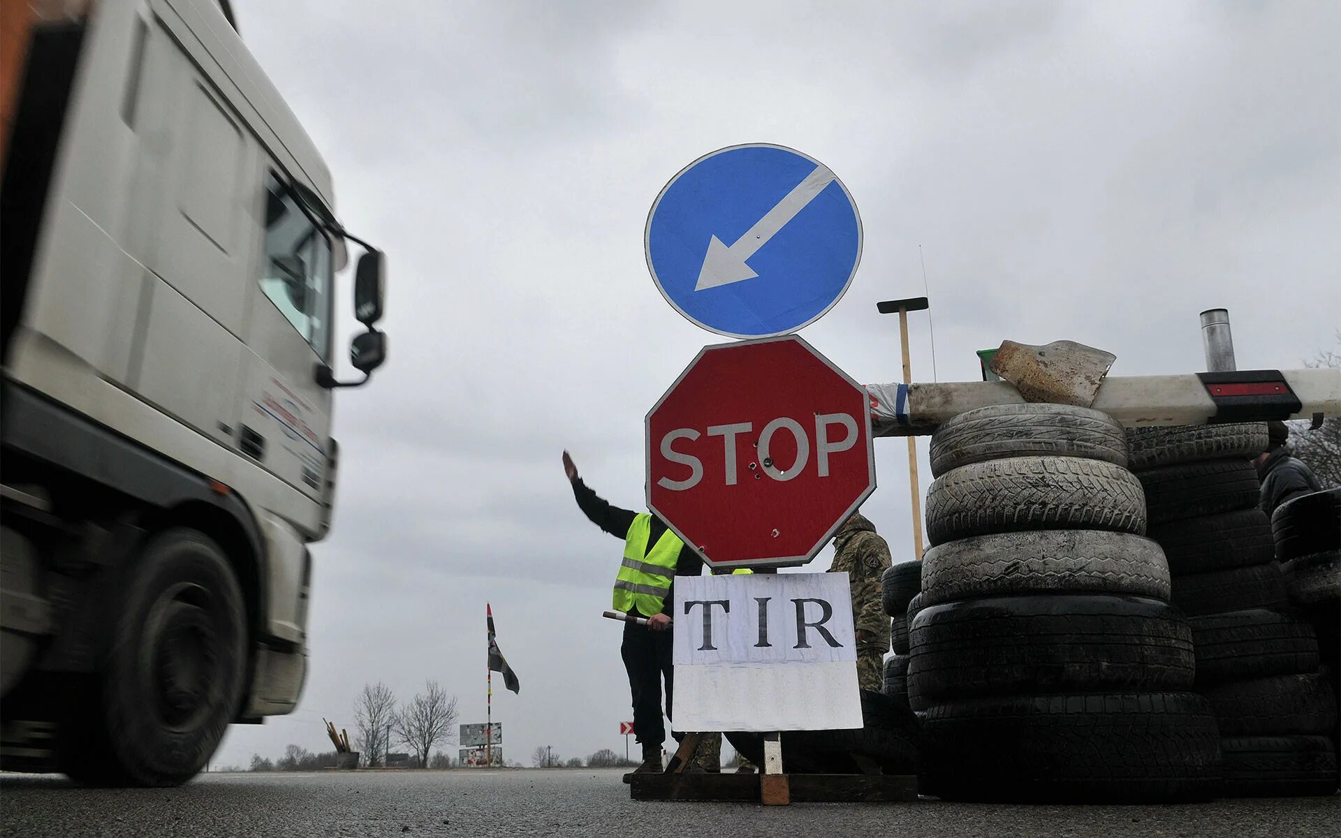 Транспортные дороги Украины и Польши. Латвийские Транзиты. Запрет на въезд фур из ЕС блокпост. ЕС флаг Транзит грузовик.