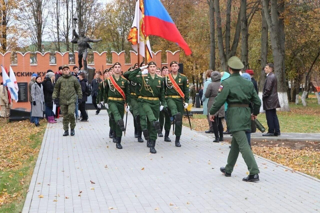 Какому событию посвящен памятник кремлевским курсантам. Кремлевские курсанты Волоколамск. Памятник кремлевским курсантам в Волоколамске. Кремлевский марш. Кремлевские курсанты на Волоколамский рубеж.