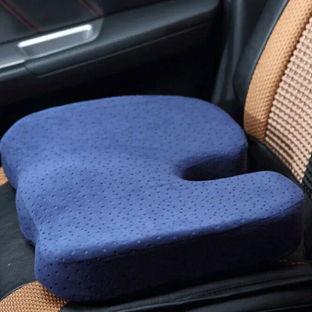 Подушка на сиденье автомобиля. Ортопедические сиденья для автомобиля. Подушка для сидения. Ортопедическая подушка для водителя. Подушка на сиденье автомобиля купить
