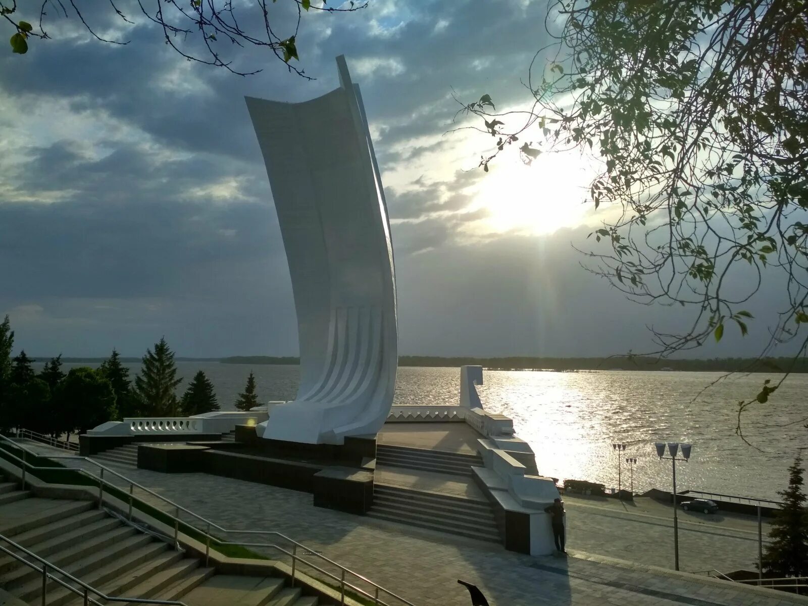 Памятник ладья. Монумент «Самарская Ладья» Самара. Ладья Самара памятник. Стела Ладья Самара. Ладья на набережной в Самаре.