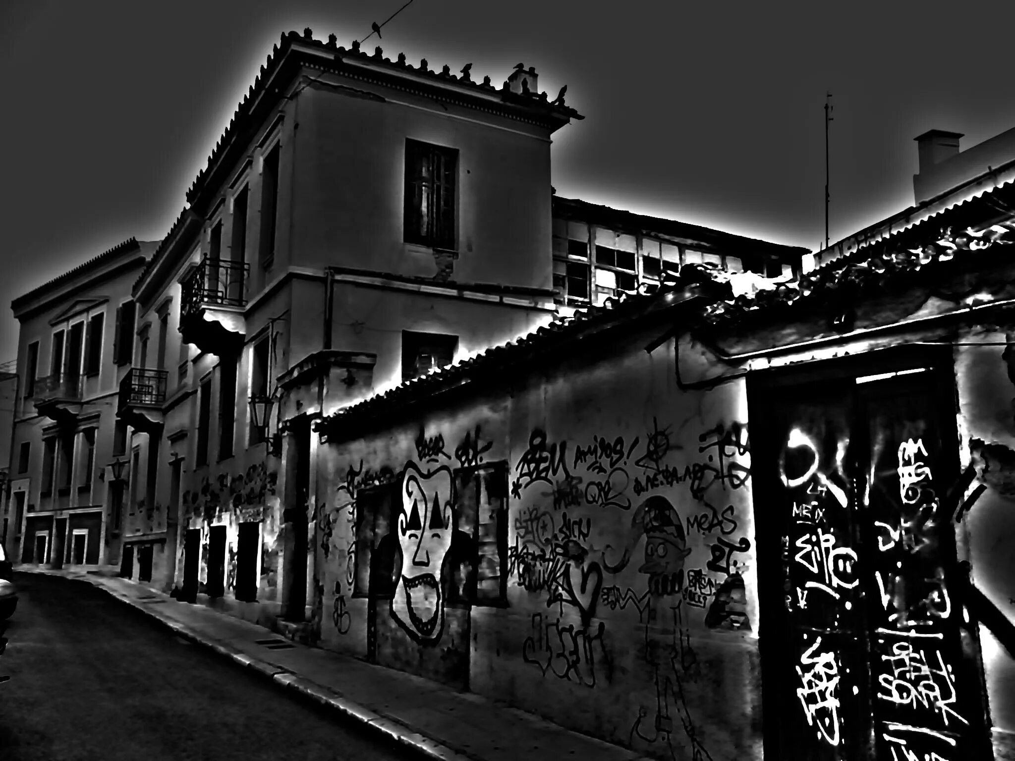 Уличная стена. Темная улица с граффити. Темная стена на улице. Черная стена здания.