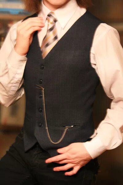 Цепочка на жилетке. Жилет мужской костюмный. Костюм с жилеткой. Пиджак с карманными часами. Жилет с карманными часами.
